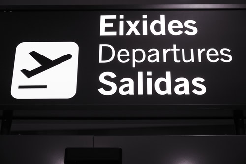 Panneau indicateur d'un aéroport en noir et blanc